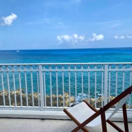 NEW Oceanfront Condo in George Town, hotel in George Town