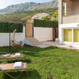 Akvarel Apartment - Private Garden Terrace & BBQ