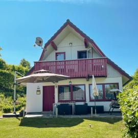 Ferienhaus "Gestiefelter Kater" am See im Bergland、キルヒハイムのホテル