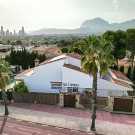 Villa Mis 5 Amores con piscina, hotel i Benidorm