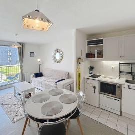 Charmant appart 1 chambre, 4 pers, balcon, parking, wi-fi - FR-1-361-569, hotel in Jullouville-les-Pins