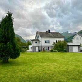 Spacious holiday home by the fjord and mountains, hotel v destinaci Sæbø