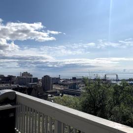 Whole House with Lake and Lift Bridge Overlook for 10 Guests, hotel in Duluth