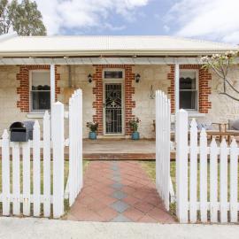 Charming Charles Pet Friendly Near Cafes and Beaches