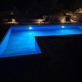 Old Oak Villa-house with Private Heated Pool, Authentic Tavern & BBQ, מלון בHrvace