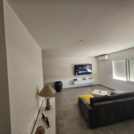 Entire place, fully air-conditioned, hotel u gradu Malataverne