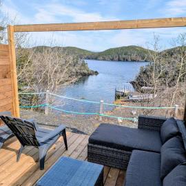 Hatchet Harbour Cottage، فندق في Herring Neck