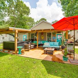 Pet-Friendly Lakefront Getaway w/ Hot Tub!, hotel i Coffee City