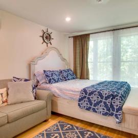 Walk to Beach & Lighthouse: Oak Bluffs Studio!, hotel a Oak Bluffs