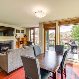 Steps to Lake Chelan: Condo w/ Resort Amenities!, hótel í Chelan