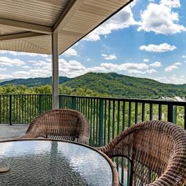 Cozy Retreat 2BR Condo with Jacuzzi & Indoor Pool, hotel in Pigeon Forge