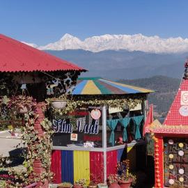 Himvadi Resorts Kausani, hotell i Kausani