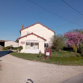 Gîte aux Portes de l'Argonne، فندق في Autry