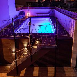 Woodoven home - pool, bbq & outdoor cinema