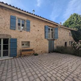 Home in Nanteuil-en-Vallée, hotel in Nanteuil-en-Vallée