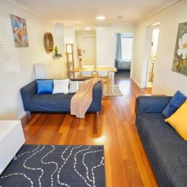 Cosy Ground Floor Walk to Adelaide Oval, City, Zoo & More
