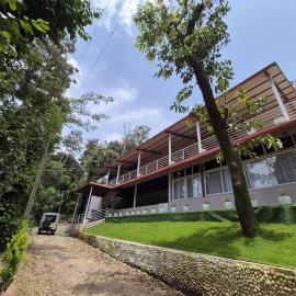 Tropica Retreat by Dazzle Destinations - Private Waterfalls, Private Rooms and Bonfire, hotel u gradu 'Aldūr'