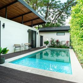 LNQ Tropical 4BR Retreat with Pvt Pool and Guest House
