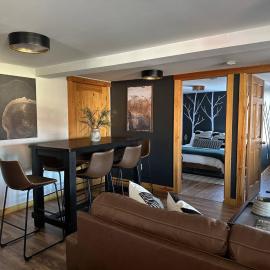 The Chalet - Spacious 7 bedroom near Sugarloaf, on Snowmobile and UTV trails, Hiking, Golf and Flagstaff Lake across the street, хотел 
