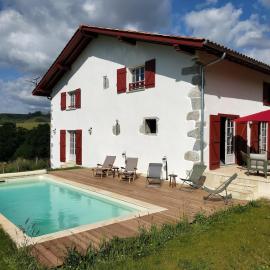 Maison basque de charme avec piscine, hotel in Souraïde