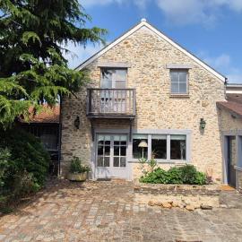 Charming house, hotel in Auvernaux