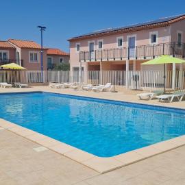 Apparthotel Résidence La Provence، فندق في إستريس