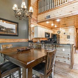 Cozy Retreat in Smoky w Hot Tub & Pool Table, hotelli kohteessa Pigeon Forge
