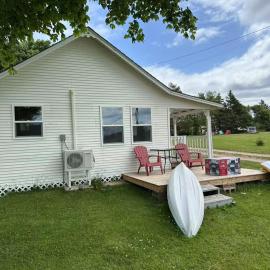 Sea breeze Retreat-Family-Friendly 3BR Waterfront Cottage with Private Deck, hotel di Stanhope