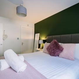 2 bedroom 2 bathroom luxury apartment 1 minute from Lake pet friendly free parking - FREE off-site Health Club access with Pool, Sauna, Steam Room & Gym Short 10 Minute Drive Away