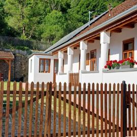 Karádi-Berger Vendégház - az erdő alatt, hotel v destinácii Háromhuta