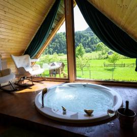 Șura cu Bule- jacuzzi privat, hotel in Vişeu de Sus