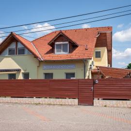 Nefelejcs Vendégház，格德勒的飯店
