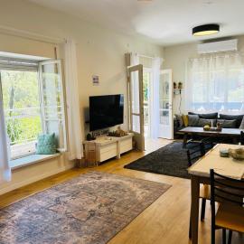 Amazing Apartment with Balcony & HotTub at Carmel Center