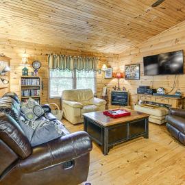 11 Mi to Dtwn: Franklin Cabin w/ Porch!, hotel in Franklin