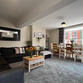 Llangollen High Street - 4 bedrooms - Sleeps 12