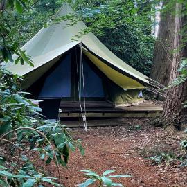 Viesnīca SENSI - glampingtenten midden in de bossen pilsētā Ostkampa
