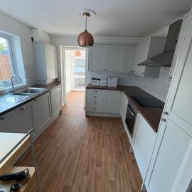 Spacious 4-Bed Home R&B STAYS Welcomes You, hotel in Eastbourne