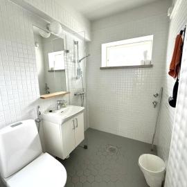 Unique House with 8 beds only 10 min from the airport and 350 m from train, готель у місті Вантаа