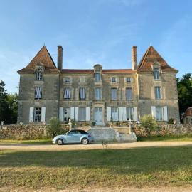 Chateau de Russas, chambre d'hote, hotel u gradu 'Saint-Adjutory'