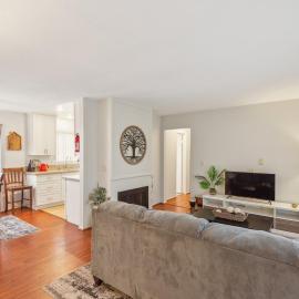 Parking,2bd,2bth,WIFI,Smart TVs,Walk to Food, Fun