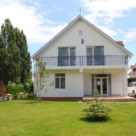 Двухэтажный коттедж с 2 апартаментами на озере, hotel i Dolinka