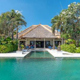 Villa Sali: luxury beach villa with staff!