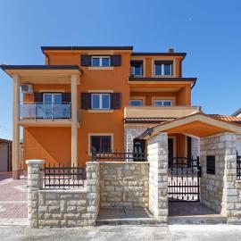 Apartments Kaja by Rent Istria, отель в городе Kaštel