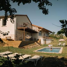 Maison Source, hotel Saint-Jodard városában