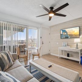 Sandy Shores: 1BR Condo w/ Heated Pools & Parking