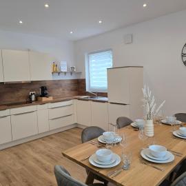 Großes Apartment mit Küche, Dusche, Badewanne, Balkon, Parkplatz vor dem Haus, schnelles Internet, ADA5, hotel a Kulmbach