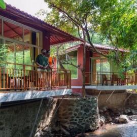Leafyden Forest Cottages, khách sạn ở Talekhār