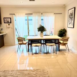 Private, Central, Sunny Guest Room in Welcoming Home, hotel in Campbelltown
