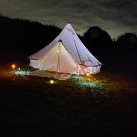 Pear Tree Bell tent, готель у місті Charlton