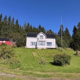 Hundevennlig feriehus ved sjøen på Geisnes، فندق في Sørmoen